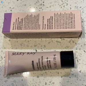 Matte-wear liquid foundation, Ivory 3 (a darker ivory color)normal to oily skin.